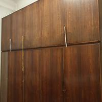 Grande armadio in legno di ciliegio