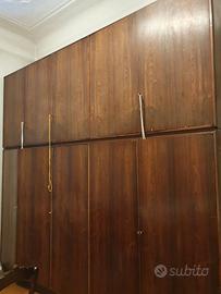 Grande armadio in legno di ciliegio