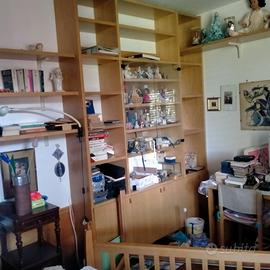 Libreria in legno con vetrina.