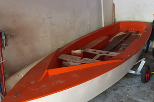 Barca a vela completa di carrello alaggio