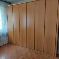 camera con armadio comodini e comoʻ