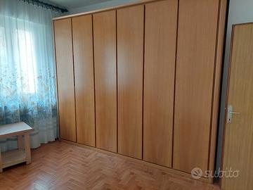 camera con armadio comodini e comoʻ