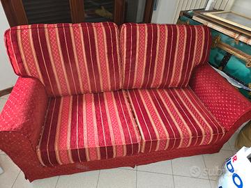Divano 2 posti classico – Tessuto damascato rosso 