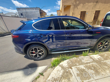 Stelvio Q4 blu