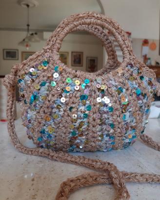 borsa  fatta all'uncinetto a forma di conchiglia  