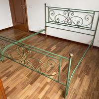 Struttura letto ferro battuto. Comò '800