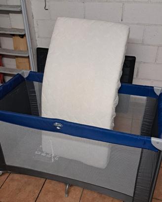 lettino da campeggio con materasso
