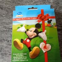 un piccolo cuscino di Topolino Disney,