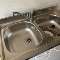 Mobile con lavello inox e miscelatore