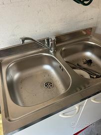 Mobile con lavello inox e miscelatore