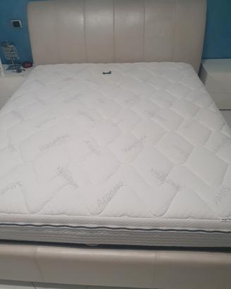 Letto matrimoniale in pelle con materasso