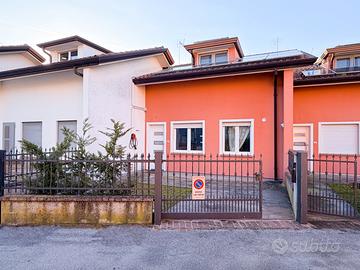 Villetta, Piazza Milano, 8 posti,30.05-13.06