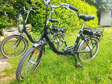 Coppia di biciclette elettriche pieghevoli