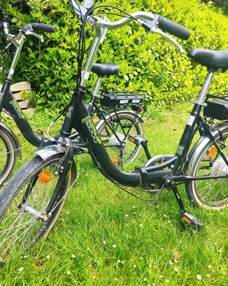 Coppia di biciclette elettriche pieghevoli