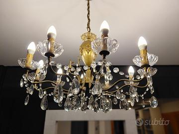 Lampadario classico in cristallo e oro