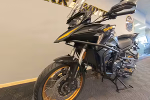 QJMOTOR SRT 900 SX - 904 CC DI PURO CARATTERE ADVE