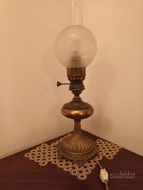 Lampada a petrolio antica in ottone, convertita 