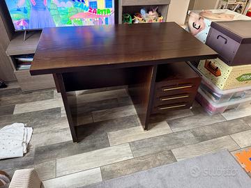 Scrivania spaziosa con 3 cassetti – ottime condizi