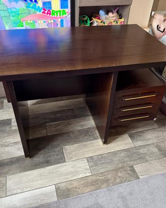 Scrivania spaziosa con 3 cassetti – ottime condizi