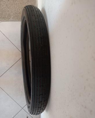 Due gomme per moto.