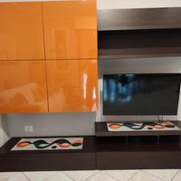 Parete soggiorno moderna – arancione lucido/wengé