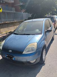 Ford Fiesta azzurra 