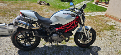 DUCATI Monster 796