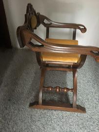 Poltroncina in legno e velluto