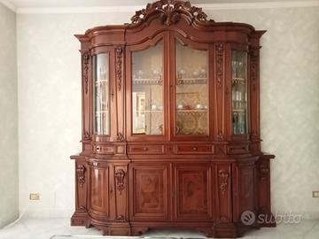 Credenza in radica di noce intagliata