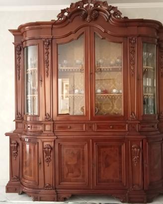 Credenza in radica di noce intagliata