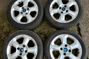 Cerchi in lega Ford con gomme