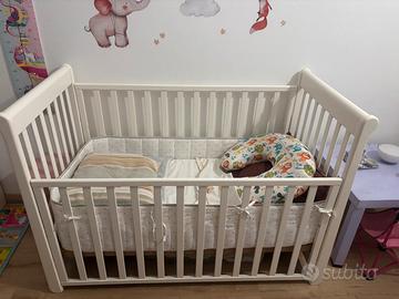 Lettino di legno bianco