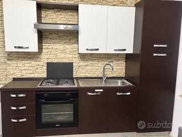 Cucina con forno e frigorifero