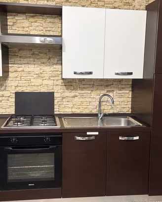 Cucina con forno e frigorifero