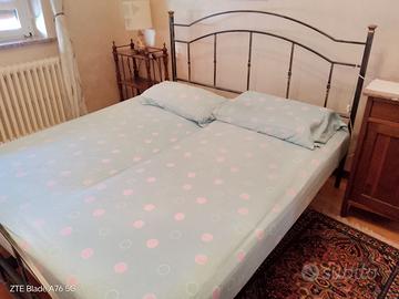 Camera da letto in arte povera, mobilio in legno