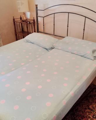 Camera da letto in arte povera, mobilio in legno