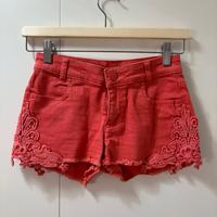 Pantaloncini color corallo con ricami in pizzo