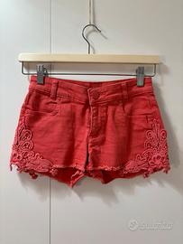 Pantaloncini color corallo con ricami in pizzo