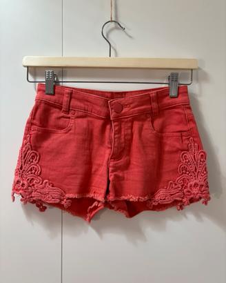 Pantaloncini color corallo con ricami in pizzo