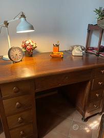 Scrivania in noce massiccia