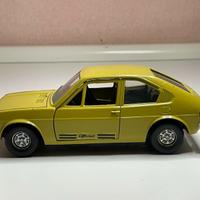 Modello auto alfa romeo alfasud gialla politoys