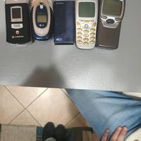 cinque telefoni d'epoca. Sul posto.