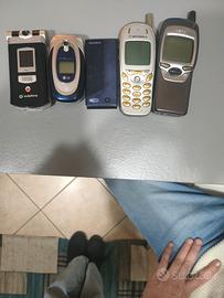 cinque telefoni d'epoca. Sul posto.