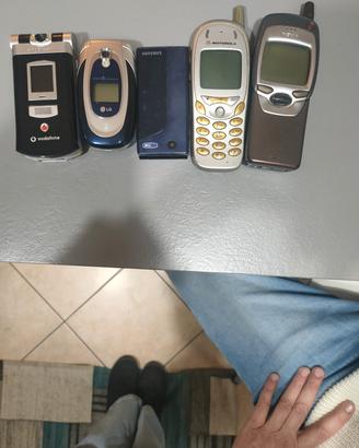 cinque telefoni d'epoca. Sul posto.
