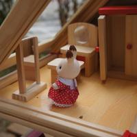 Casetta in legno + arredi e coniglietti Sylvanian