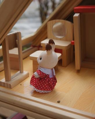Casetta in legno + arredi e coniglietti Sylvanian