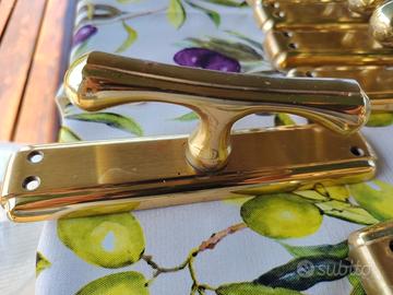 Maniglie in ottone per finestre/portafinestre