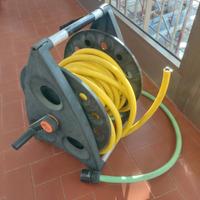 Avvolgitubo con tubo da giardino