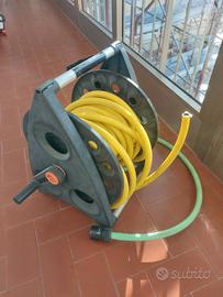 Avvolgitubo con tubo da giardino