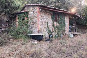 Terreno con capanno,pozzo e corrente-Ruscello (AR)